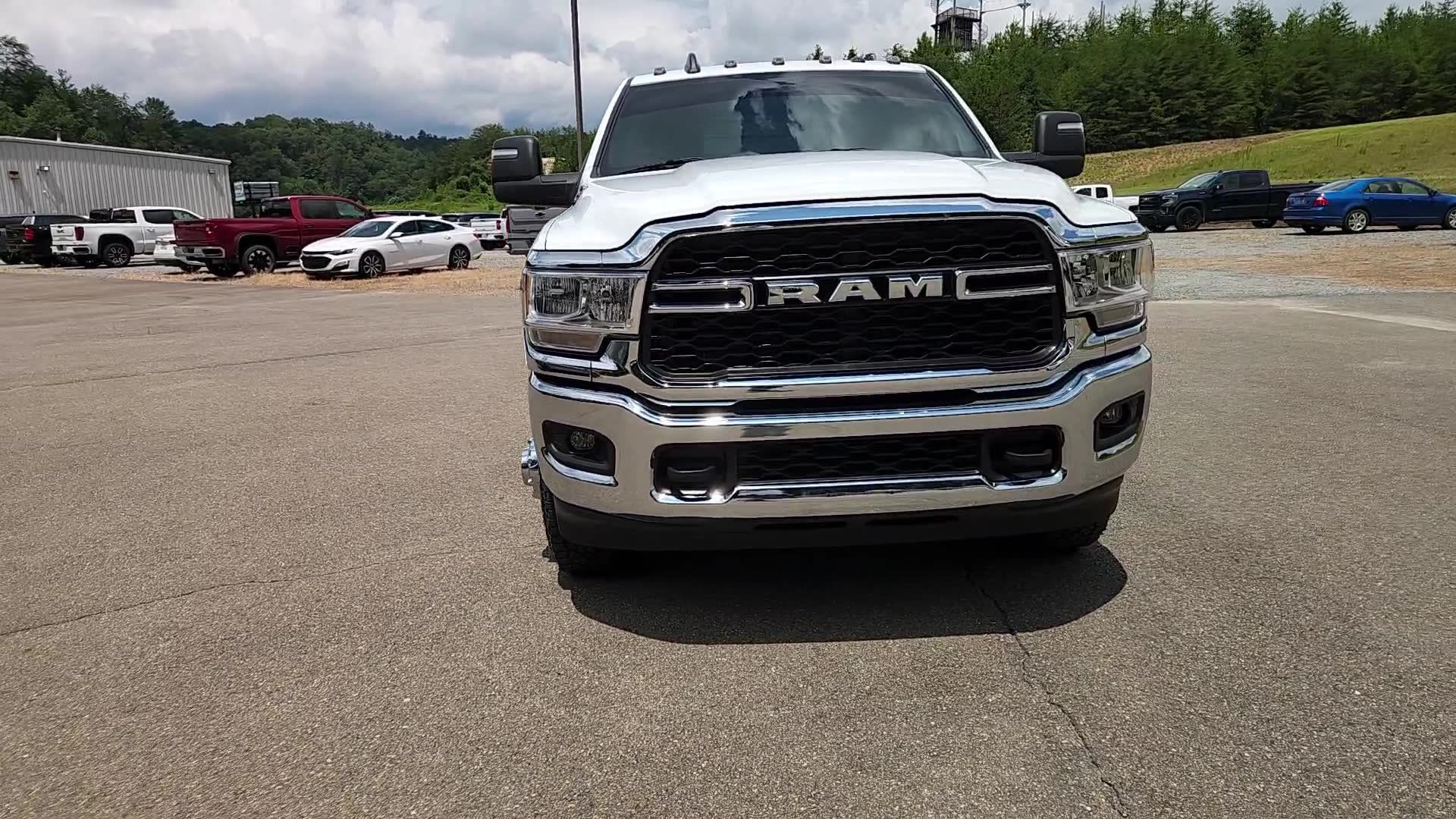 Used 2024 RAM 3500 Tradesman w/ Chrome Appearance Group AWD/4WD image 16
