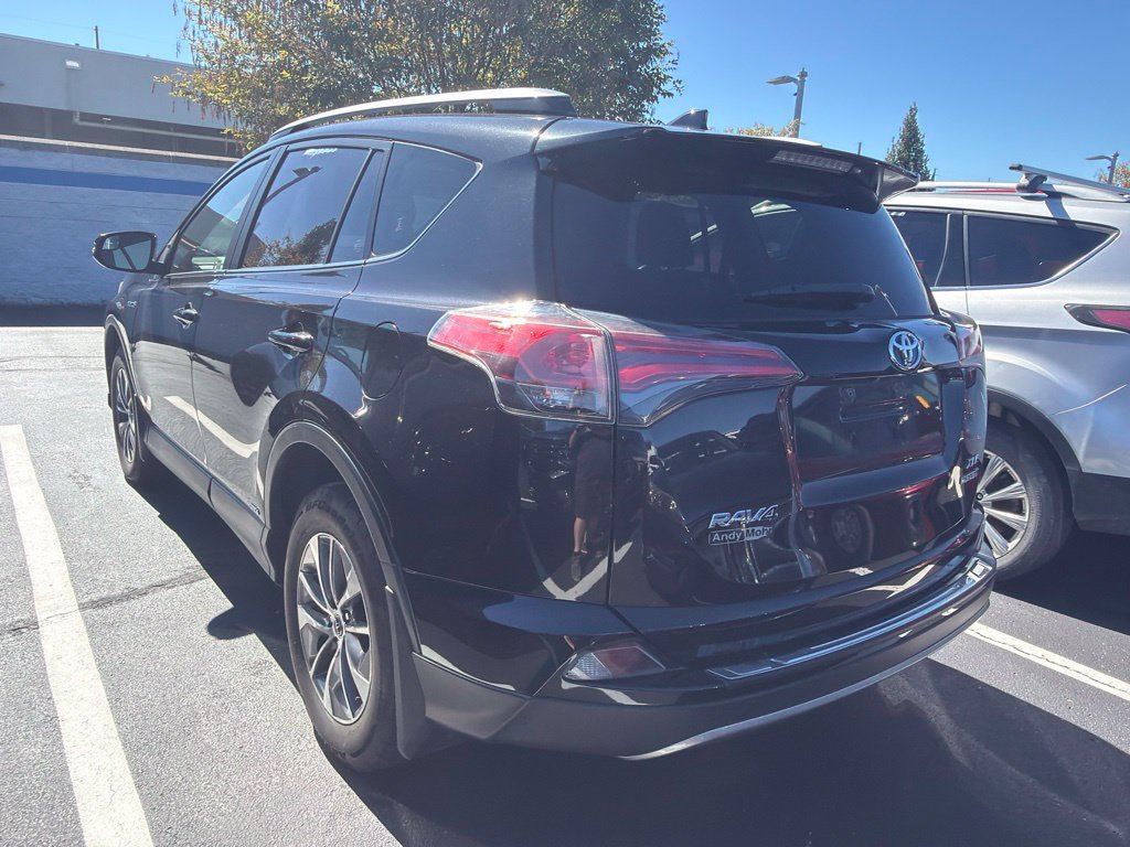 Used 2018 Toyota RAV4 XLE AWD/4WD image 2