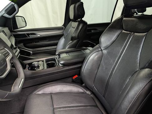 Used 2023 Jeep Wagoneer Series II AWD/4WD image 10