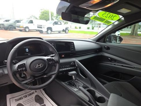Used 2025 Hyundai Elantra Sport FWD image 13