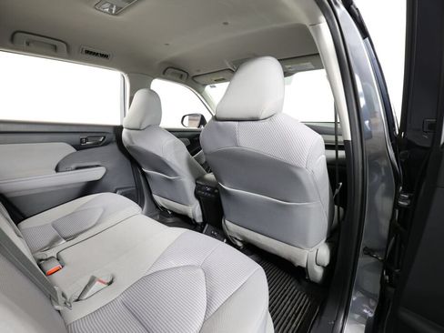 Used 2020 Toyota Highlander LE AWD/4WD image 21