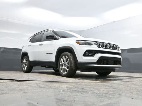 Used 2025 Jeep Compass Limited image 47