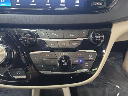 Certified 2023 Chrysler Pacifica Touring-L FWD image 23