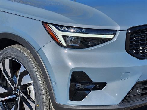 Used 2023 Volvo XC40 B5 Ultimate image 27