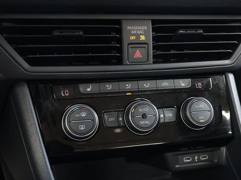 Used 2024 Volkswagen Jetta SE FWD image 22