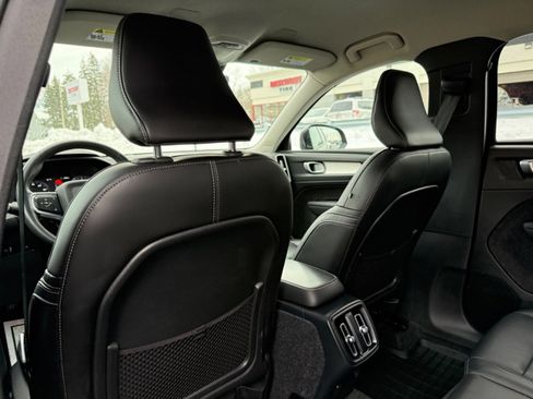 Used 2022 Volvo XC40 T5 Momentum image 19