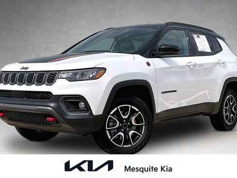 Used 2025 Jeep Compass Trailhawk AWD/4WD image 1