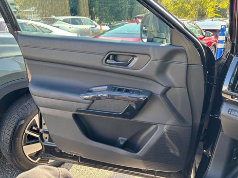 Used 2025 Nissan Pathfinder SV AWD/4WD image 18