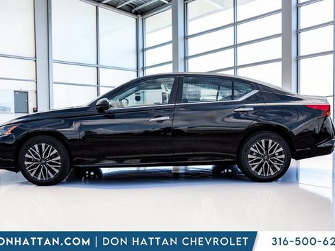 Used 2025 Nissan Altima 2.5 SV AWD/4WD image 2