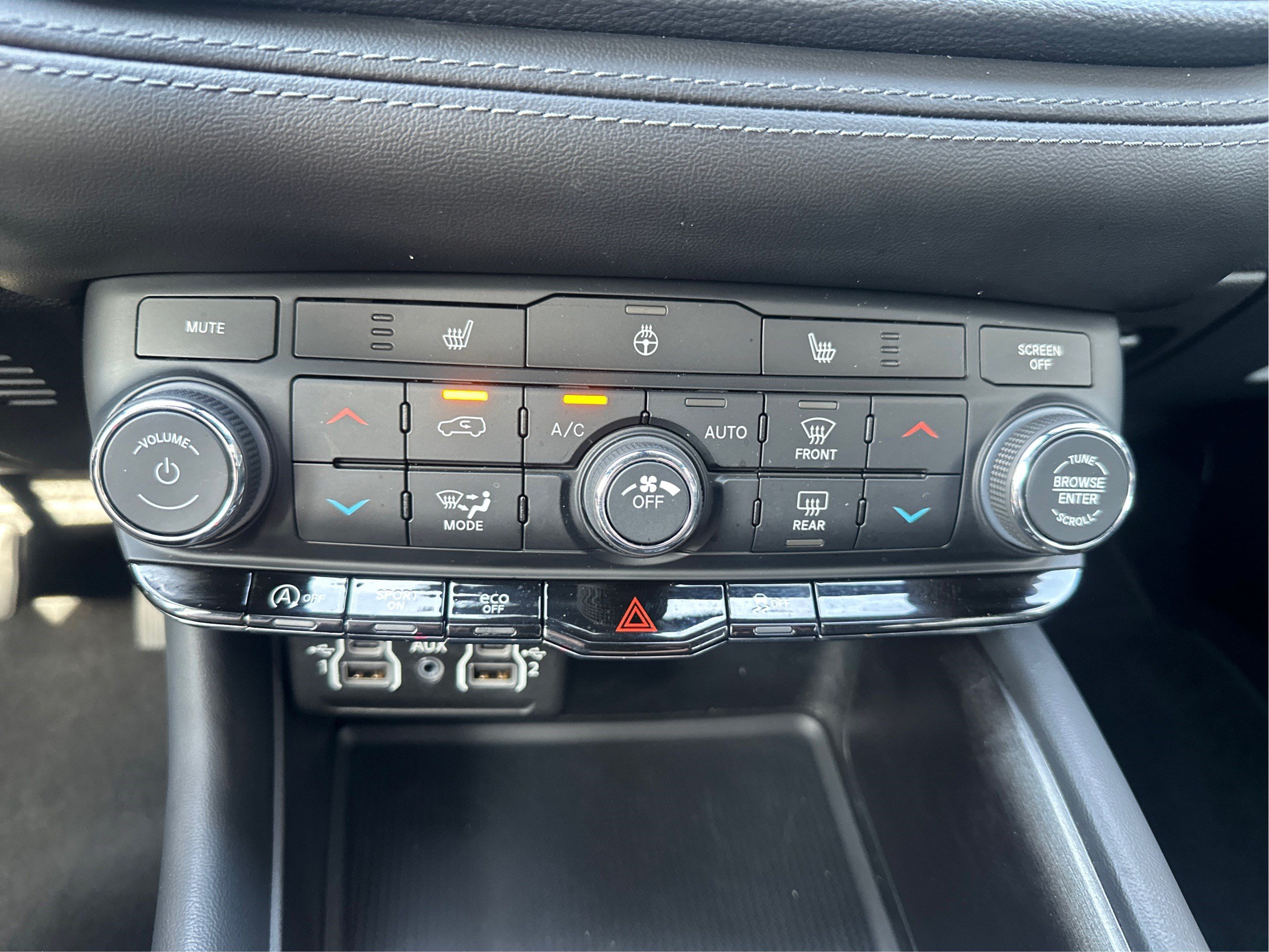 Used 2024 Dodge Durango SXT w/ SXT Blacktop Group AWD/4WD image 31