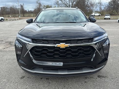 Used 2025 Chevrolet Trax LT FWD image 8