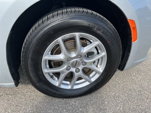 Used 2024 Chrysler Pacifica Touring-L image 25