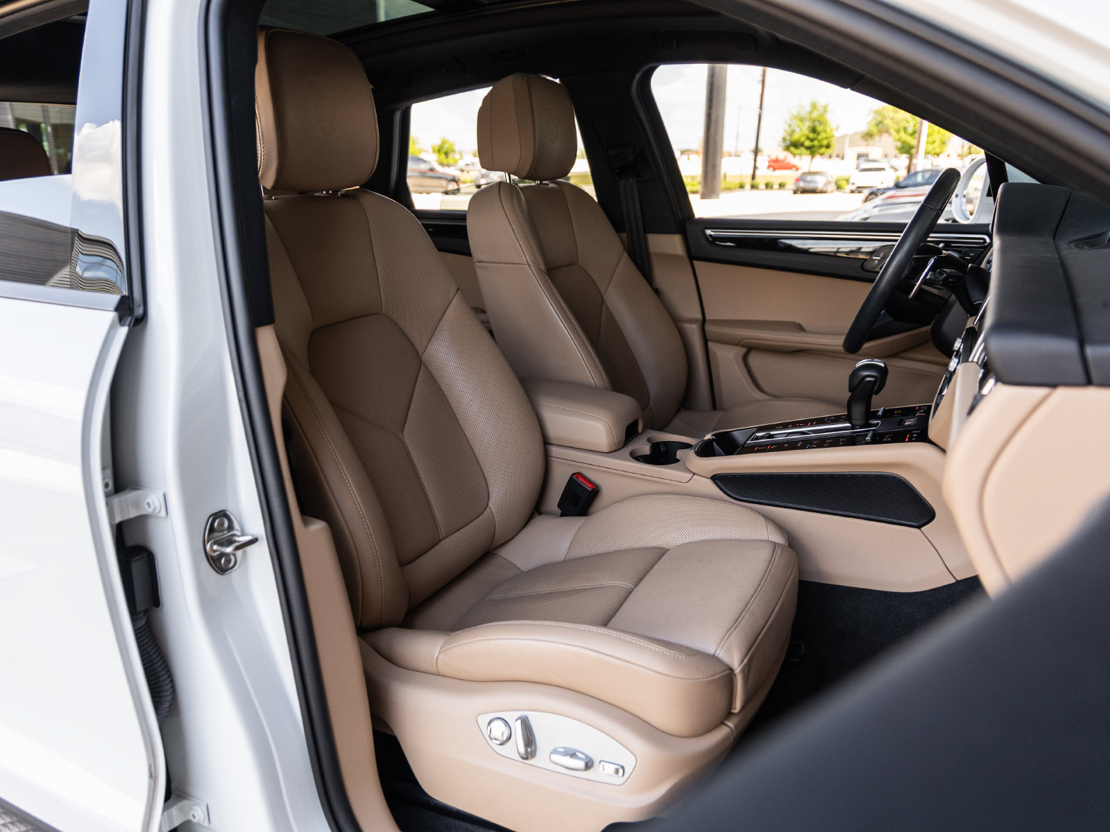 Certified 2024 Porsche Macan AWD/4WD image 47