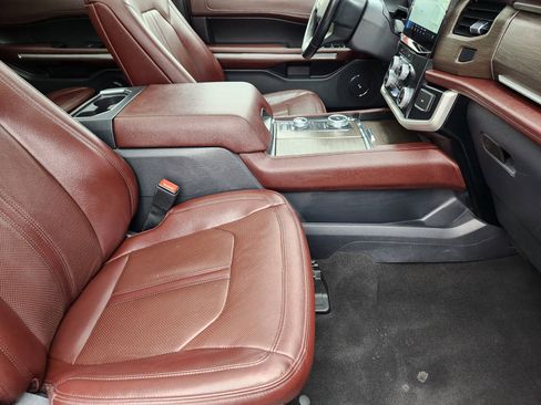 Used 2024 Ford Expedition Limited image 17