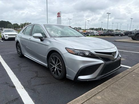 Used 2024 Toyota Camry SE FWD image 3
