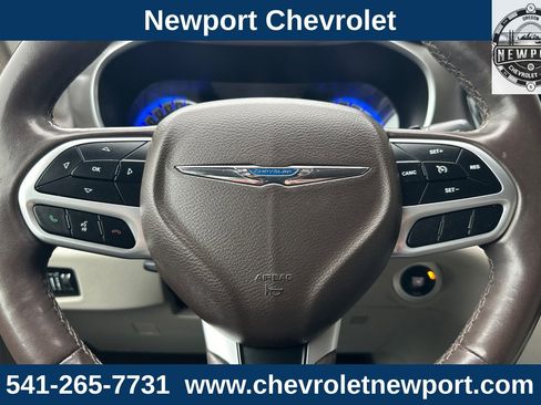 Used 2018 Chrysler Pacifica Touring-L Plus image 27