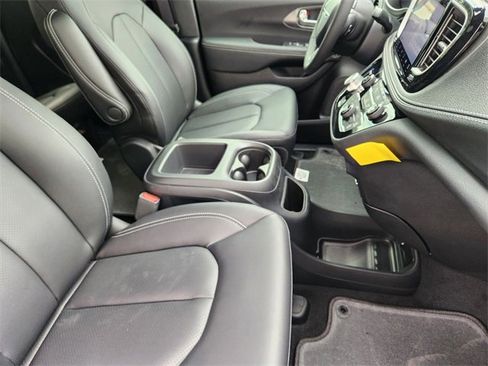 New 2025 Chrysler Pacifica Select image 10
