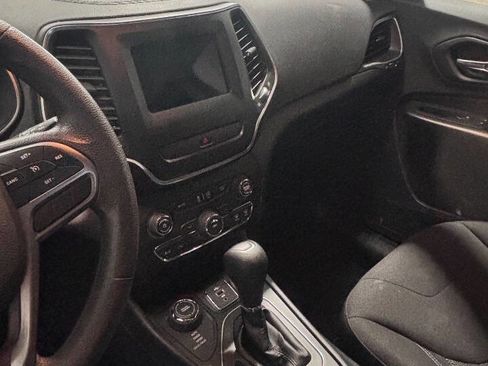 Used 2019 Jeep Cherokee Latitude w/ Popular Appearance Group AWD/4WD image 4