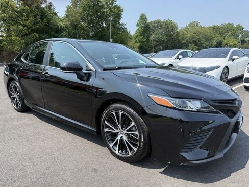 Used 2019 Toyota Camry SE w/ Convenience Package FWD image 2