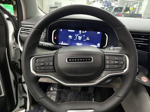 Used 2024 Jeep Wagoneer Series II w/ Flexible Seating Group image 18