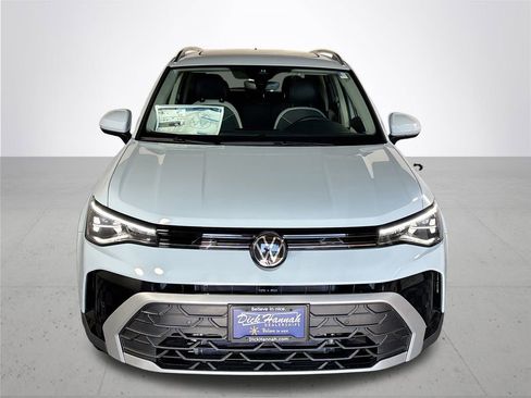 New 2025 Volkswagen Taos SE image 3