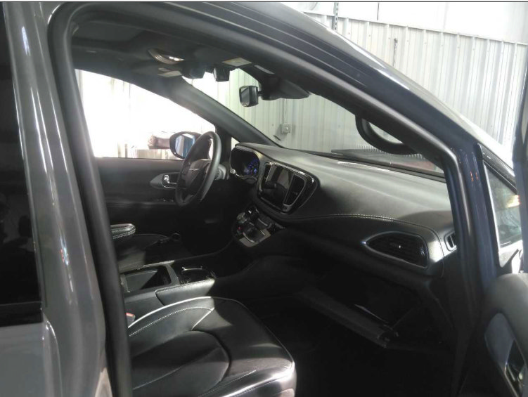 Used 2025 Chrysler Pacifica Limited FWD image 6