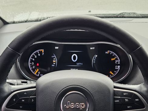 Used 2020 Jeep Grand Cherokee Altitude RWD image 16