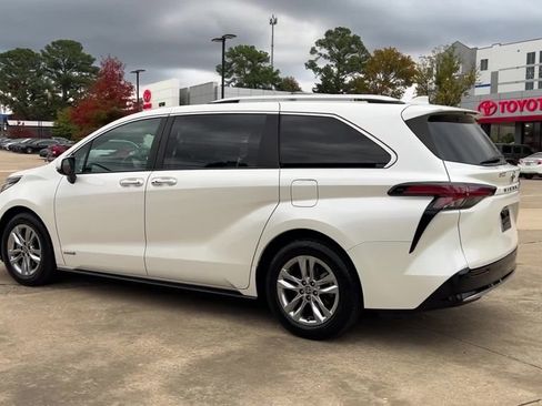 Used 2021 Toyota Sienna Limited image 4