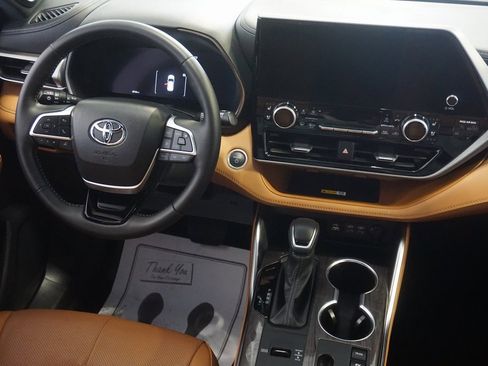 Used 2024 Toyota Highlander Platinum image 33