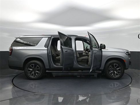 Used 2023 Chevrolet Suburban Z71 w/ Luxury Package image 32