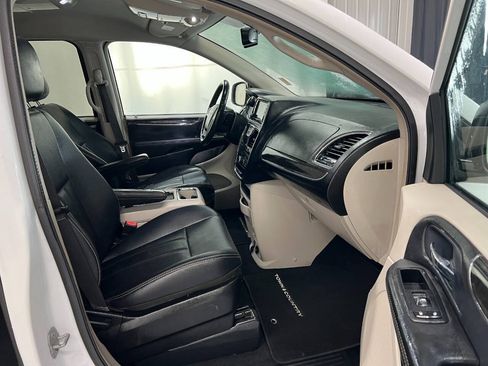 Used 2014 Chrysler Town & Country Touring FWD image 12