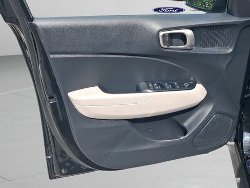 Used 2025 Hyundai Venue SEL FWD image 20