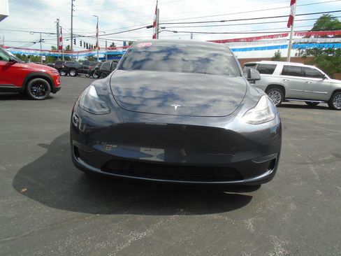 Used 2024 Tesla Model Y Long Range AWD/4WD image 3