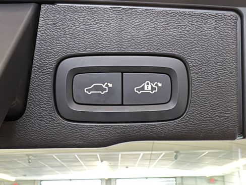 Used 2025 Volvo XC60 B5 Plus AWD/4WD image 30