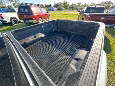 Certified 2021 Jeep Gladiator Overland AWD/4WD image 11