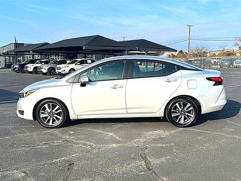 Used 2023 Nissan Versa SV image 5