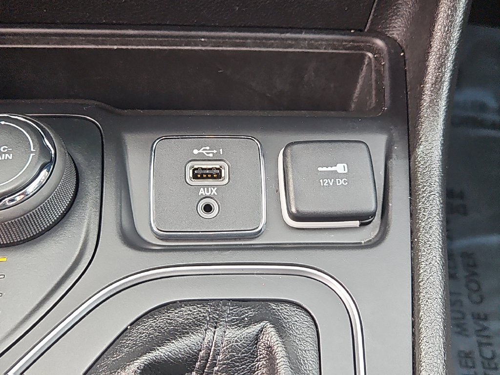 Used 2021 Jeep Cherokee Latitude Plus AWD/4WD image 18