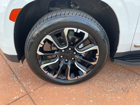 Used 2023 GMC Yukon XL SLT image 4