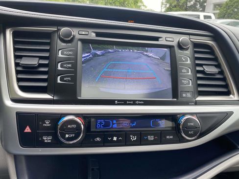Used 2019 Toyota Highlander XLE AWD/4WD image 17