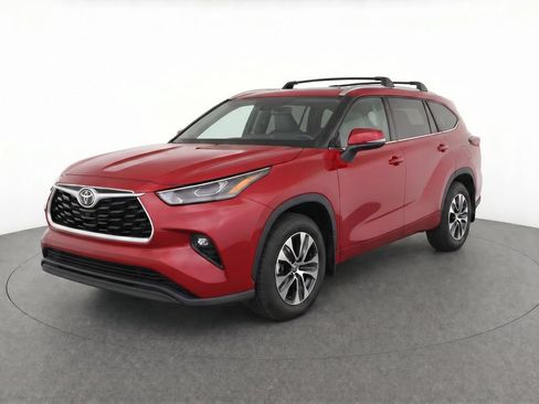 Used 2024 Toyota Highlander XLE AWD/4WD image 1