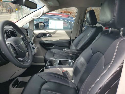 Used 2024 Chrysler Pacifica Touring-L image 6