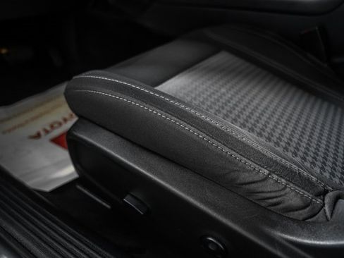 Used 2015 Dodge Challenger SXT image 33