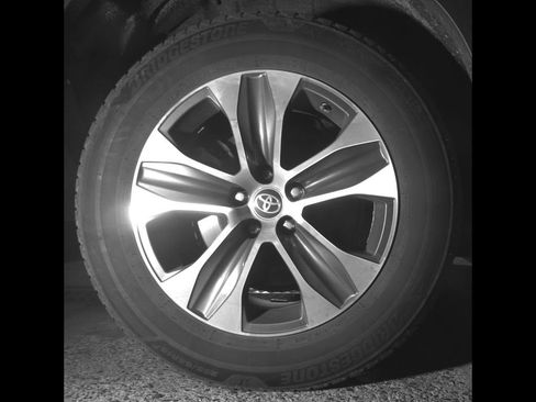 Used 2021 Toyota Highlander XLE AWD/4WD image 48