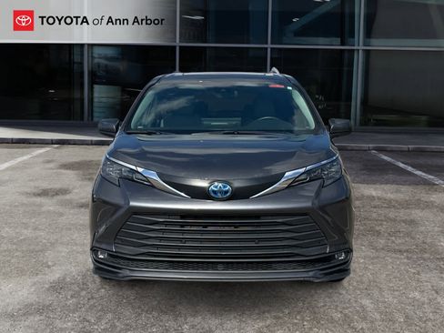 Used 2025 Toyota Sienna XLE image 14