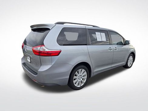 Used 2017 Toyota Sienna XLE AWD/4WD image 3