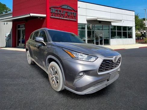 Used 2020 Toyota Highlander XLE FWD image 2