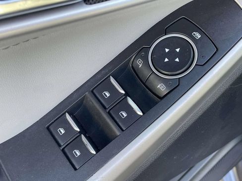 Used 2022 Ford Explorer XLT w/ Equipment Group 202A RWD image 16