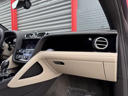 Used 2021 Bentley Bentayga V8 image 17