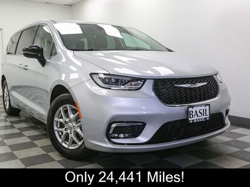 Used 2024 Chrysler Pacifica Touring-L FWD image 2