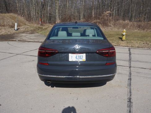 Used 2018 Volkswagen Passat 2.0T R-Line FWD image 4